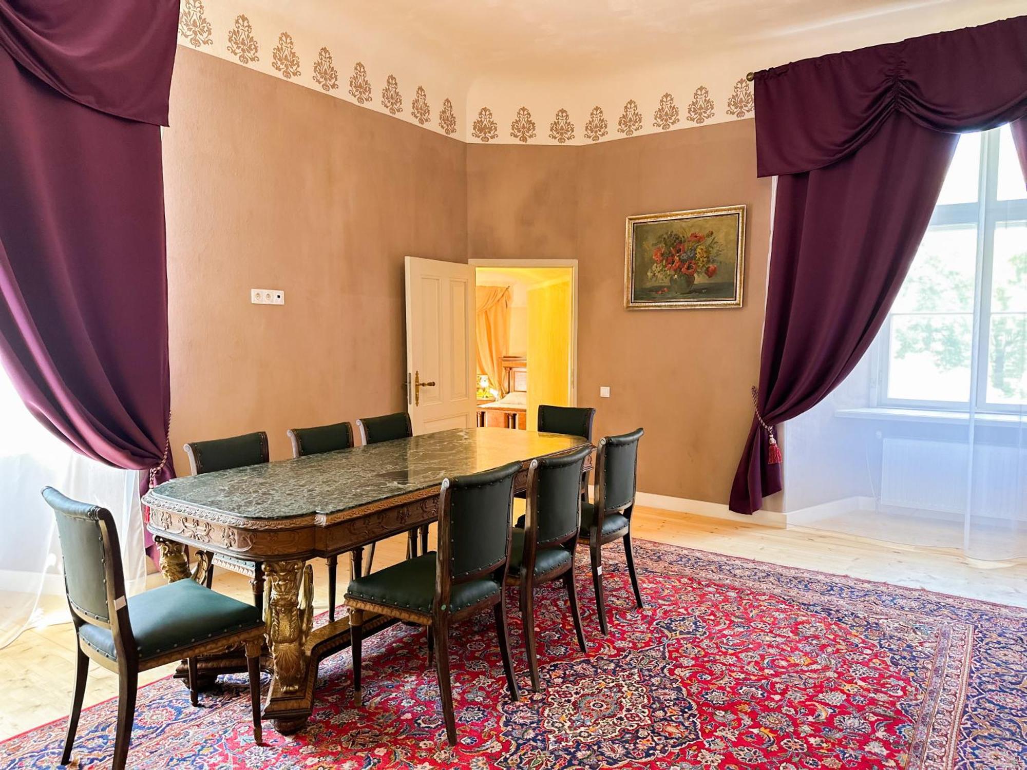 Edoles Pils Hotel Buitenkant foto