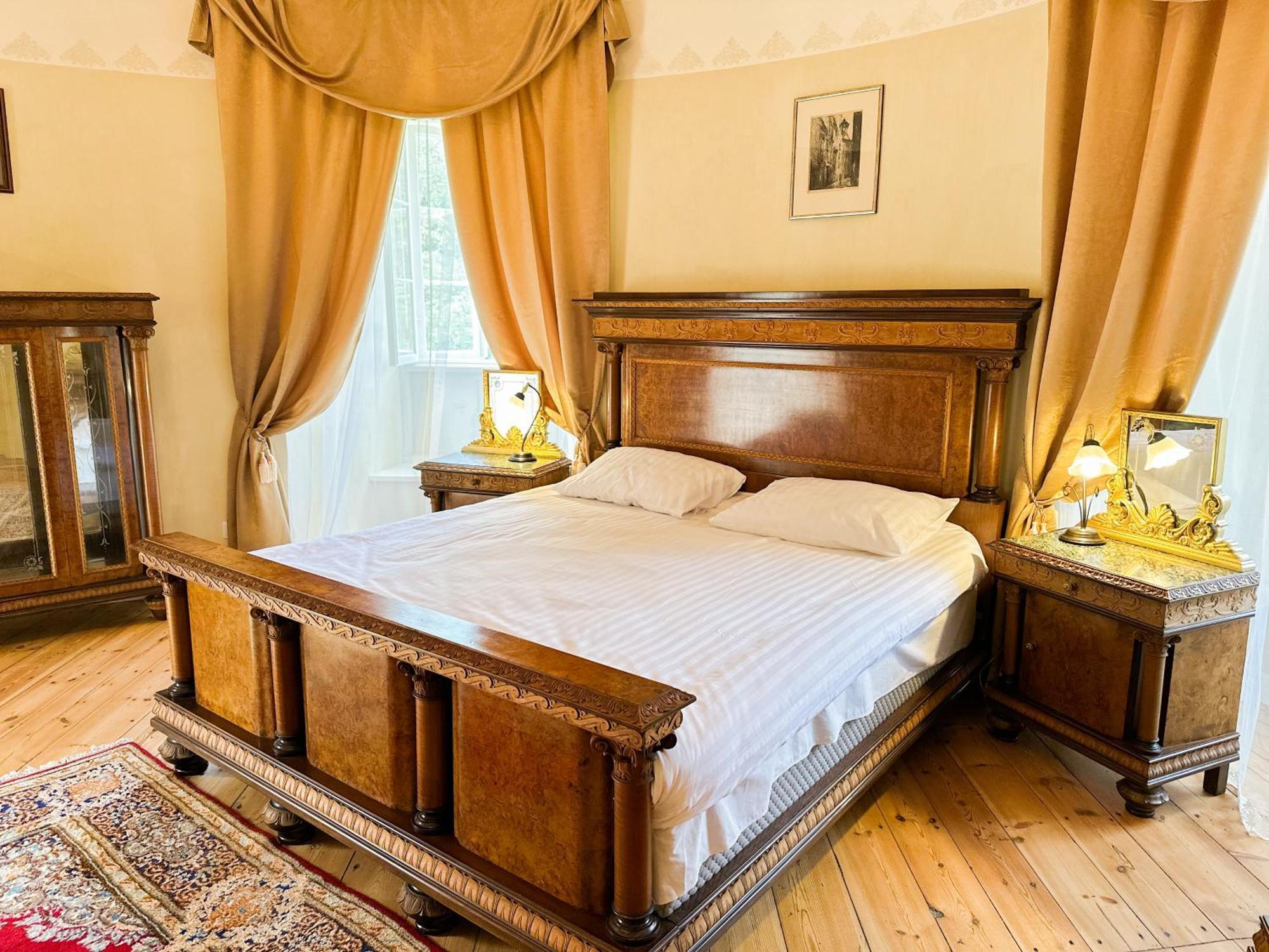 Edoles Pils Hotel Buitenkant foto