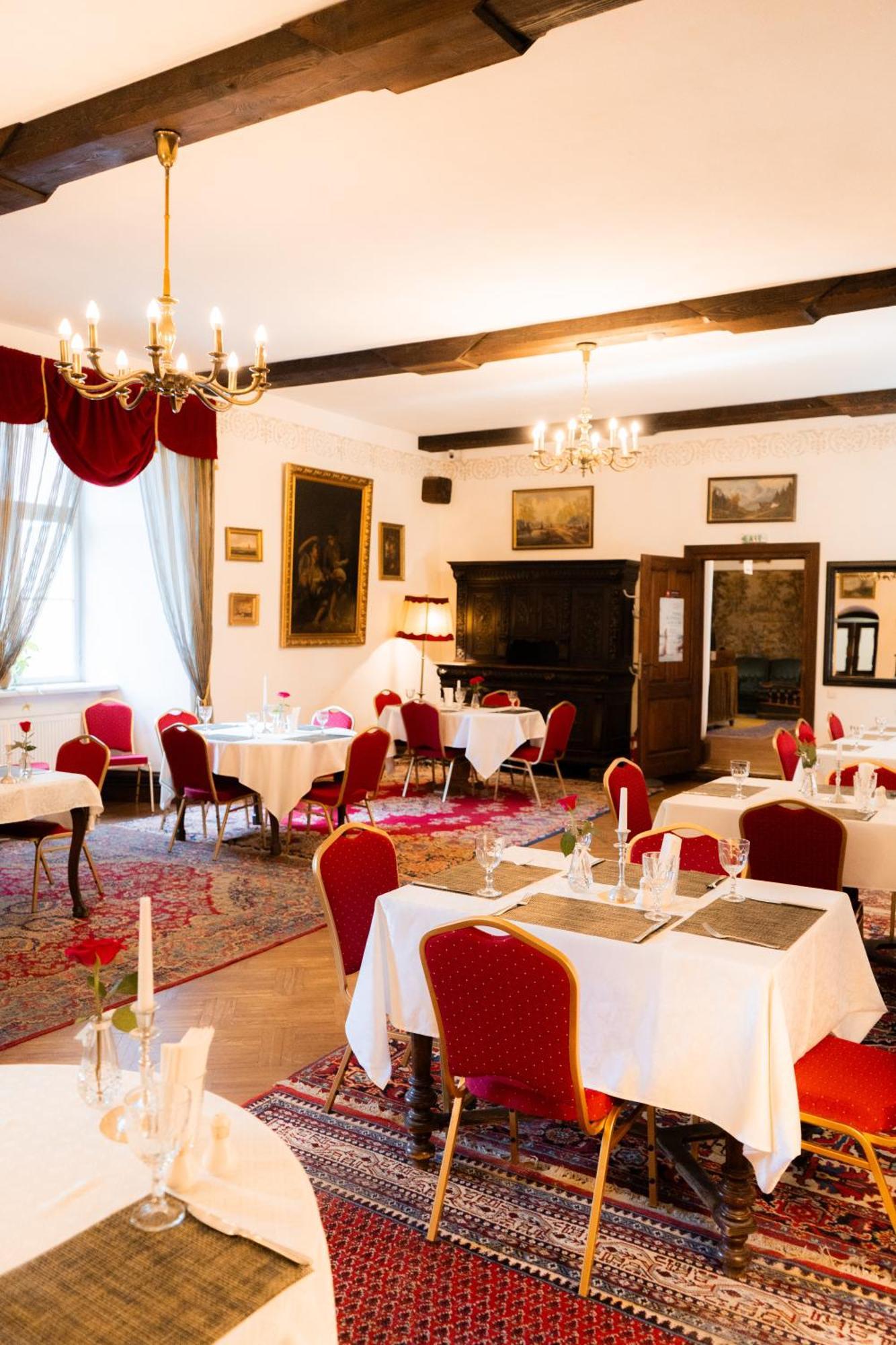 Edoles Pils Hotel Buitenkant foto
