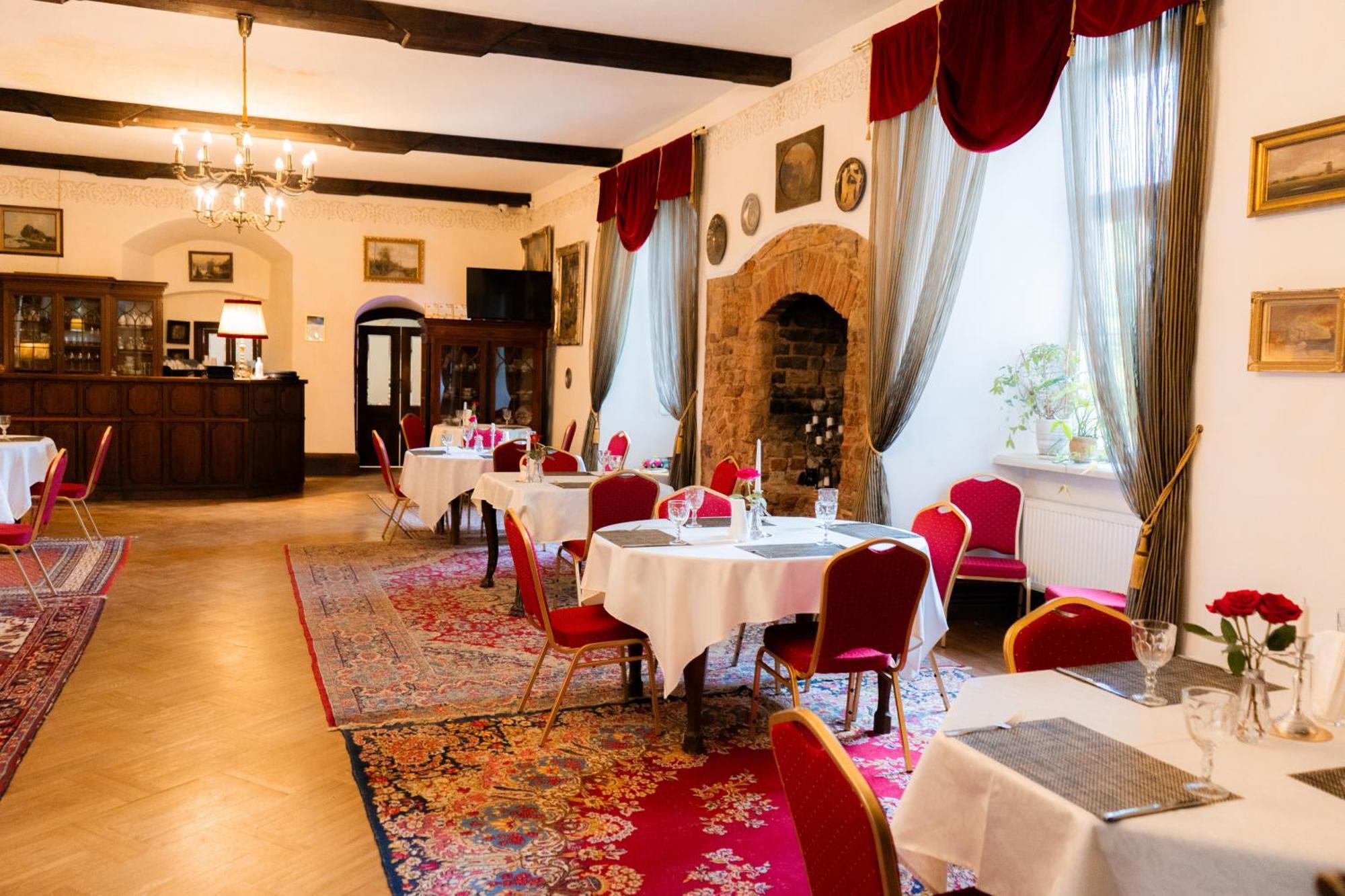 Edoles Pils Hotel Buitenkant foto