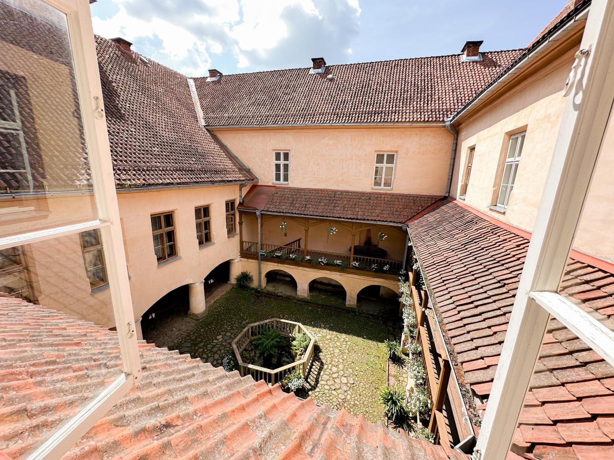 Edoles Pils Hotel Buitenkant foto