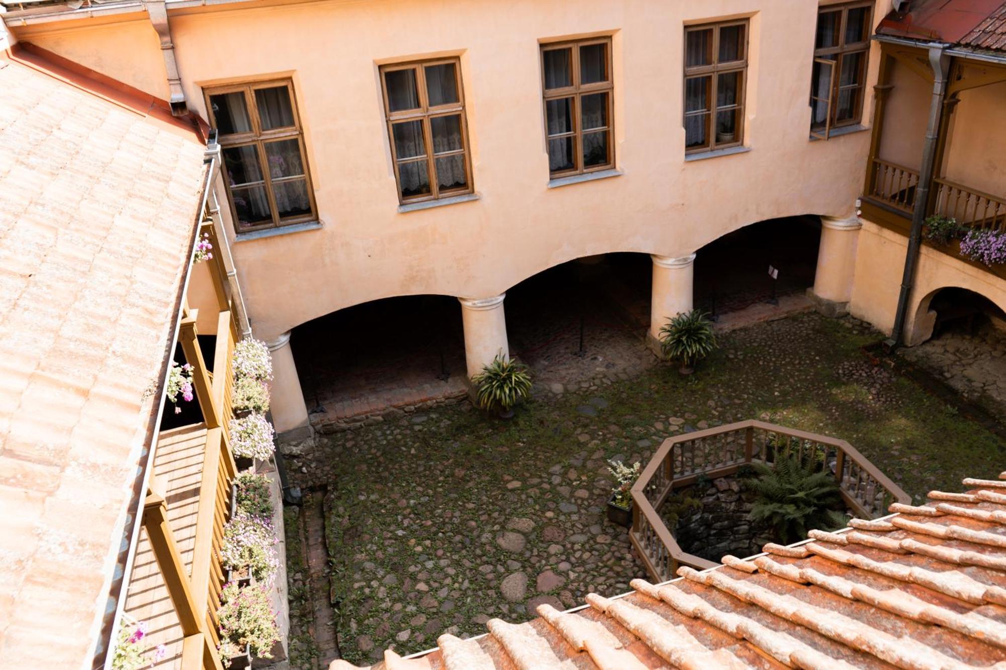 Edoles Pils Hotel Buitenkant foto