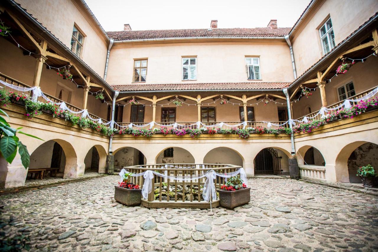 Edoles Pils Hotel Buitenkant foto